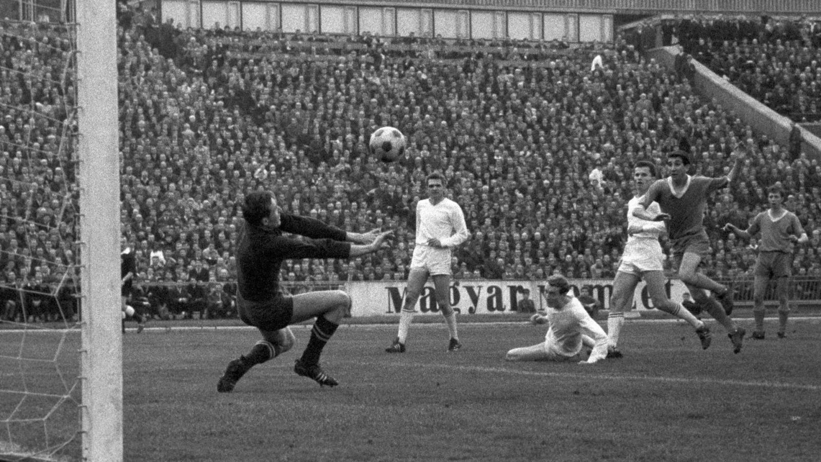 1967: FTC-Újpest 3-0. Géczi védi Göröcs lövését. További szereplők: Mátrai, Juhász, Páncsics, Fazekas