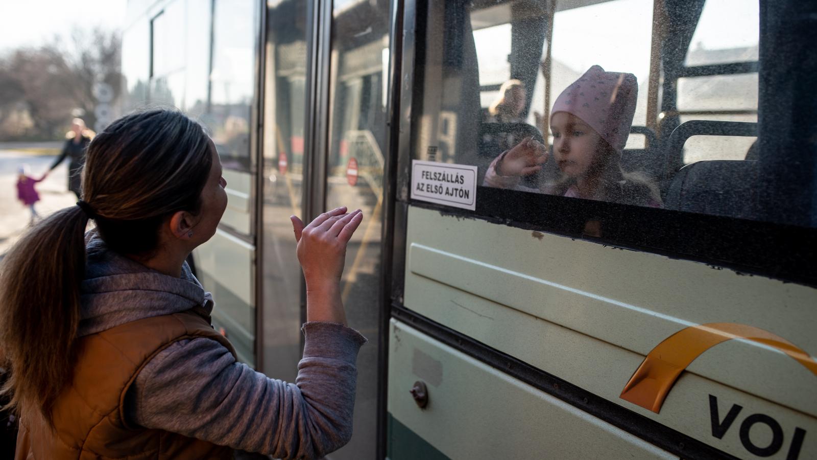 Óvoda és iskola sincs Várdán. A
kicsiket reggel fél nyolckor fel kell tenni a buszra 