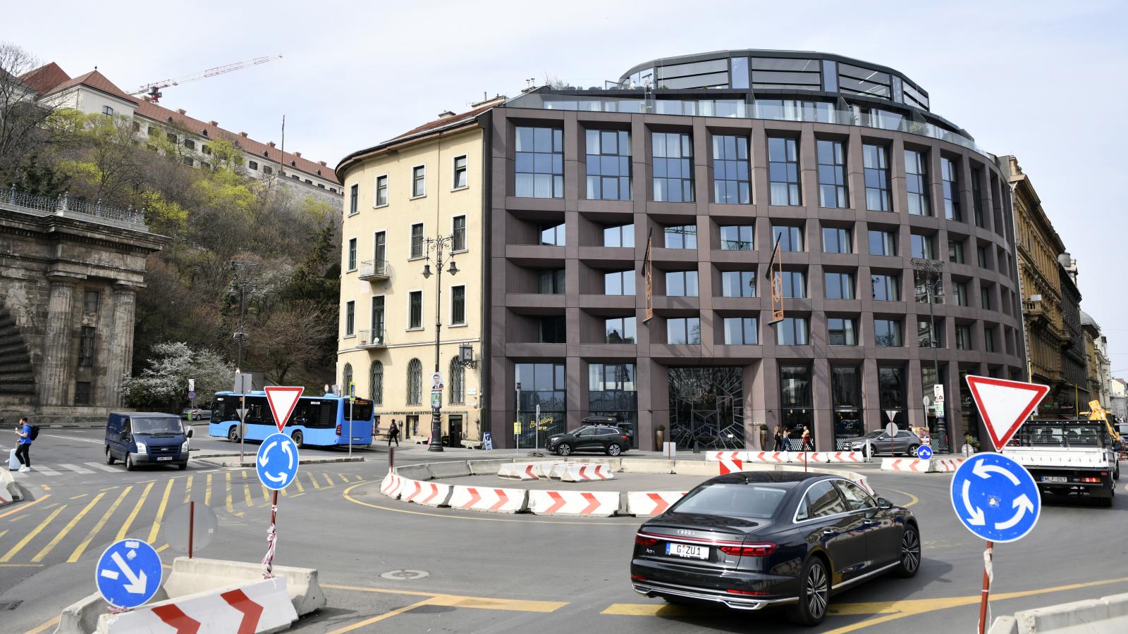 A Hotel Clark Budapest tetőteraszáról rálátni Orbán Viktor sasfészkére a Karmelitában. A hotelt a NER-közeli Market Építő Zrt. emeltette négy éve, Szijjártó Péter külügyminiszter „házi bankja”, az Eximbank adott hozzá 7,5 millió eurós hitelt