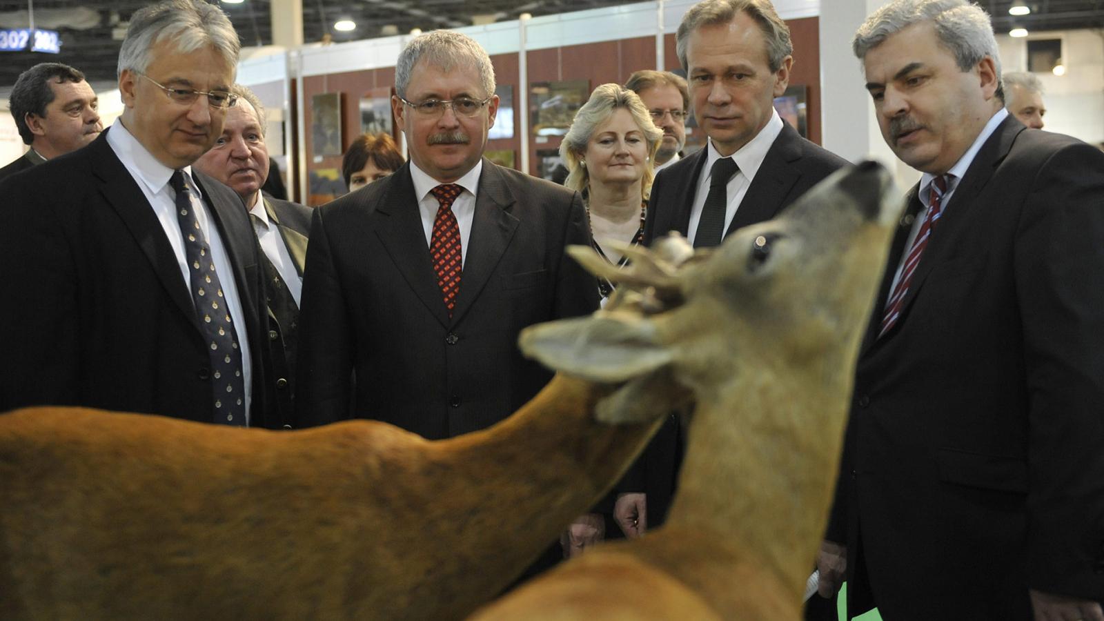  Mikola Priszjazsnyuk volt ukrán mezőgazdasági miniszter (jobbról második) 2013. február 14-én Semjén Zsolt miniszterelnök-helyettes és Fazekas sándor vidékfejlesztési miniszterrel a  a 20. FeHoVa (Fegyver, Horgászat, Vadászat) kiállítás megnyitóján