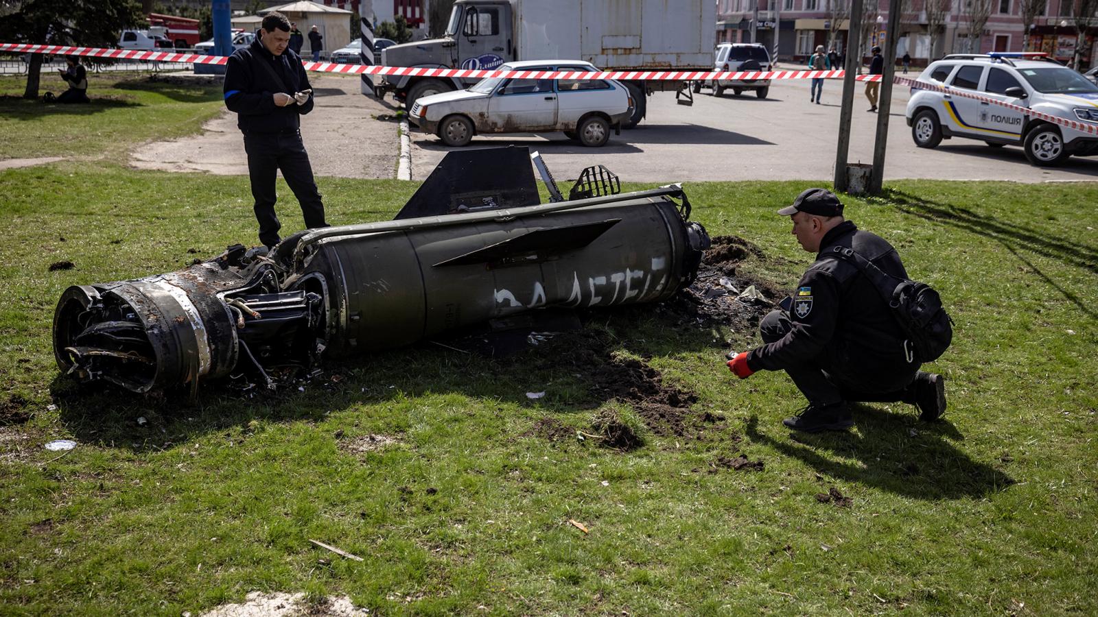 Ukrán rendőrök vizsgálják egy nagyméretű rakéta maradványait, amelyen oroszul a "gyermekeinkért" felirat olvasható a kelet-ukrajnai Kramatorszkban lévő, polgári evakuálásra használt vasútállomás főépülete mellett, amelyet rakétatámadás ért, és amely legal