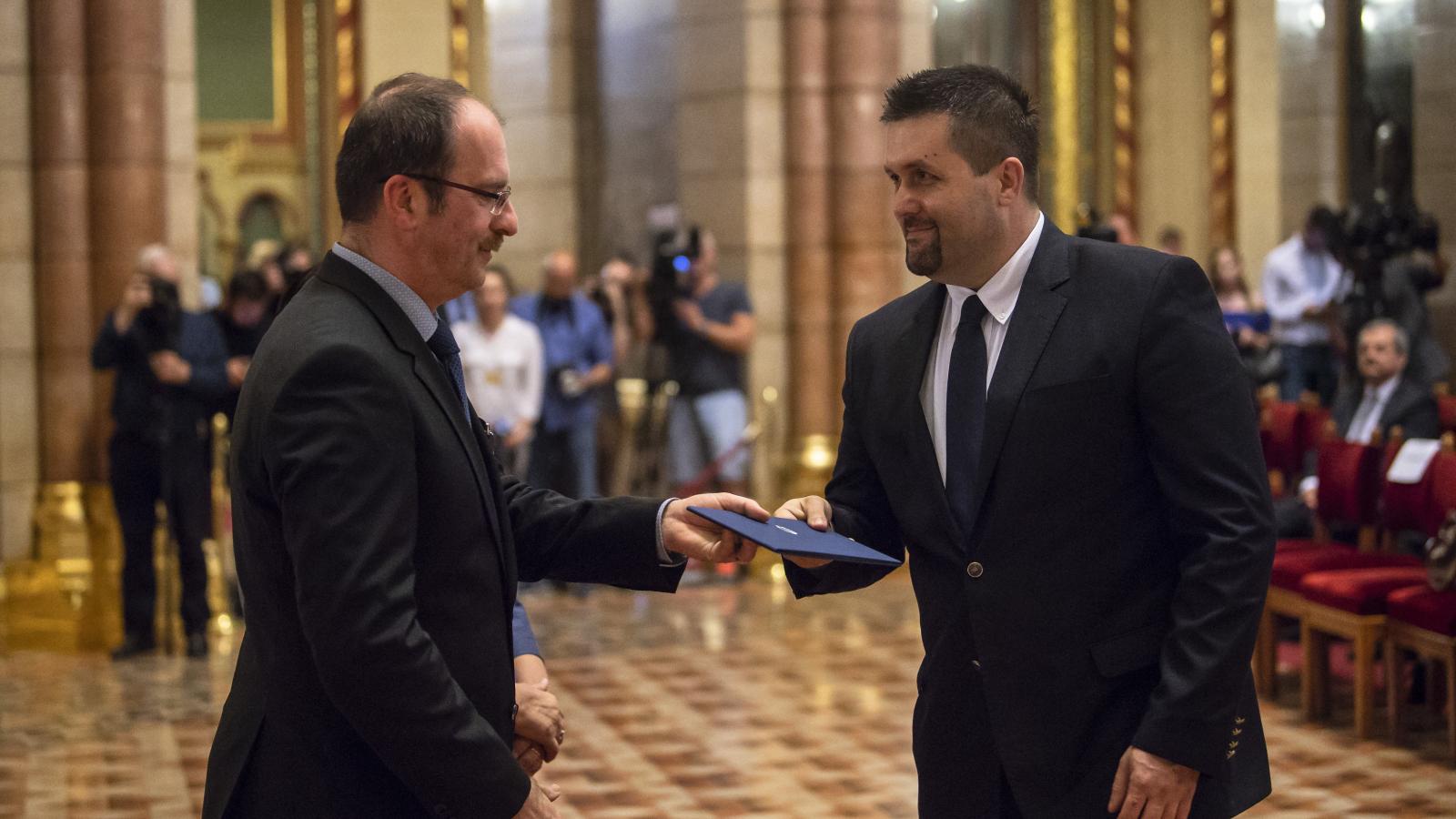 Bíró Márk (jobbra) a képviselői megbízólevele átvételekor 2018. május 4-én