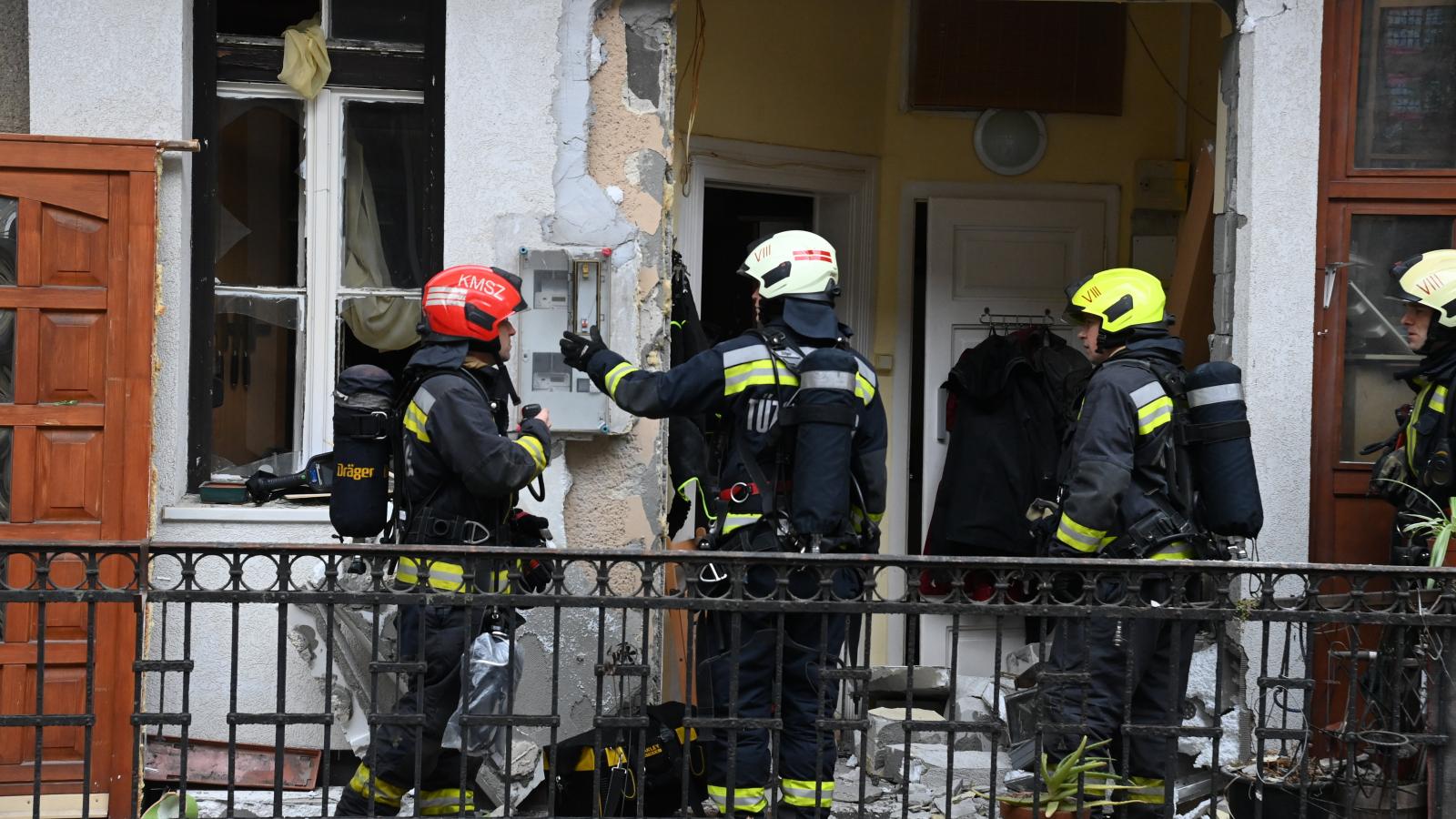 A józsefvárosi lakás ablakai kitörtek, az ajtaja kiszakadt, lakója megsérült