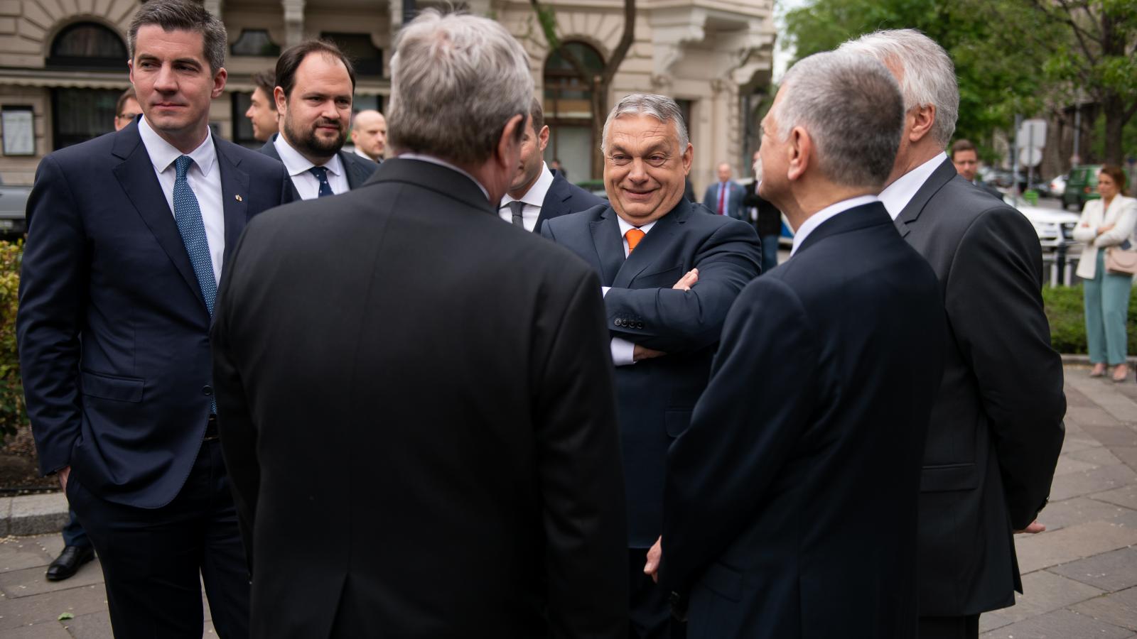 Orbán Viktor vidám volt a fideszes frakciótagok között májusban, de kitart-e a mosoly őszig?