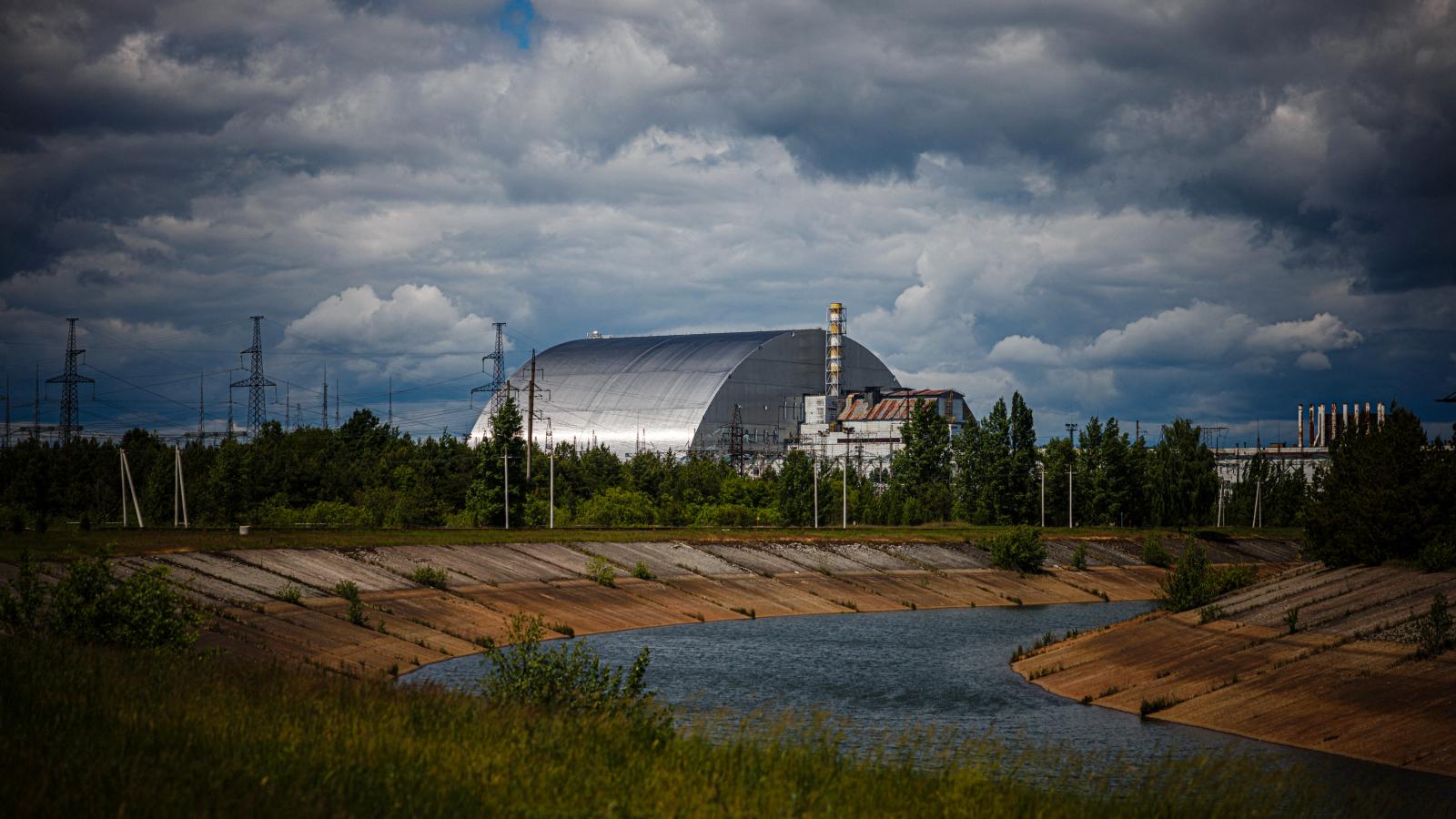 Egy fényképen a csernobili atomerőmű új biztonságos zárkája látható, amely a 4-es számú reaktorblokkot takarja 2022. május 29-én, Ukrajna orosz megszállása közepette.