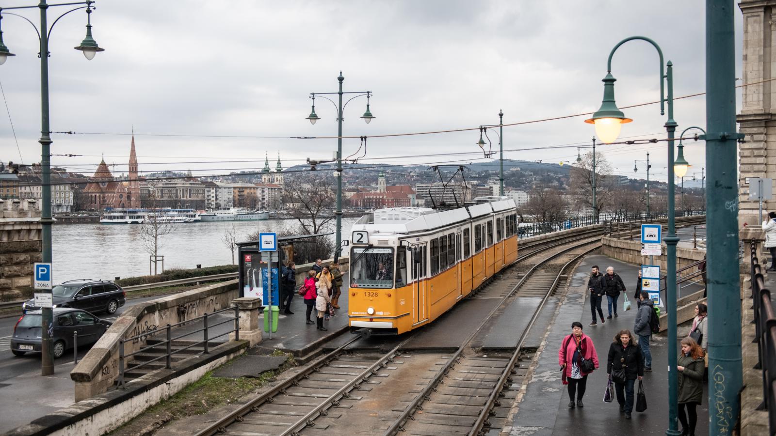 A 2-es villamost jórészt alsó rakparti buszjáratokkal pótolják majd