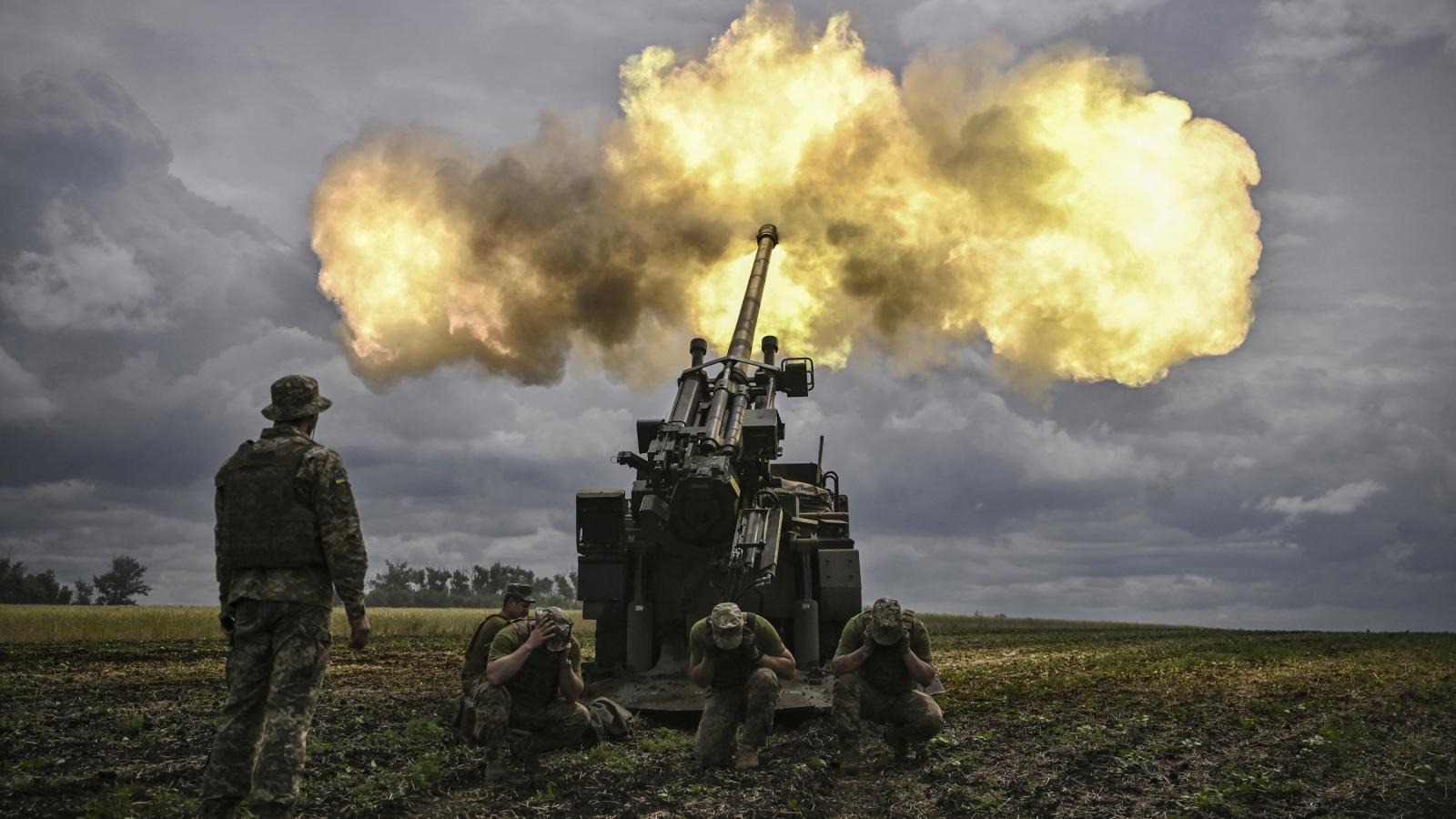 Ukrán katonák tüzelnek egy francia önjáró 155 mm/52 kaliberű Caesar löveggel orosz állások felé a frontvonalon a kelet-ukrajnai Donbász régióban 2022. június 15-én.