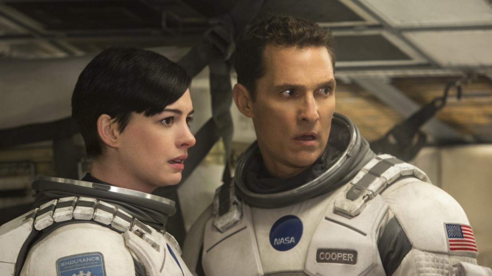 Anne Hathaway és Matthew McConaughey a Csillagok között című sci-fi ben, már a féreglyuk felé vezető űrpályán FORRÁS: INTERCOM