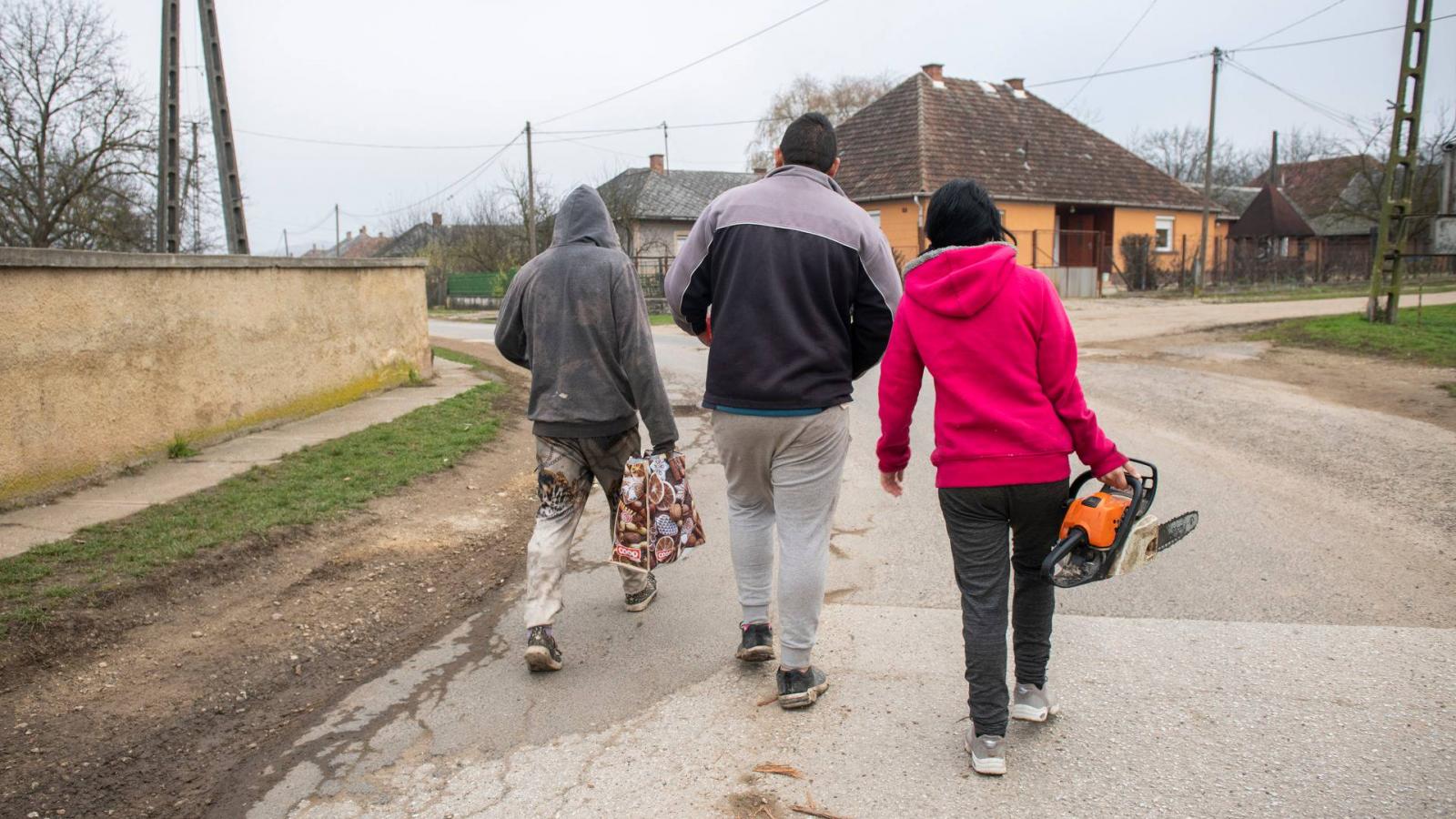 A faluban szinte semmi sincs, az egyetlen megélhetés a közmunka