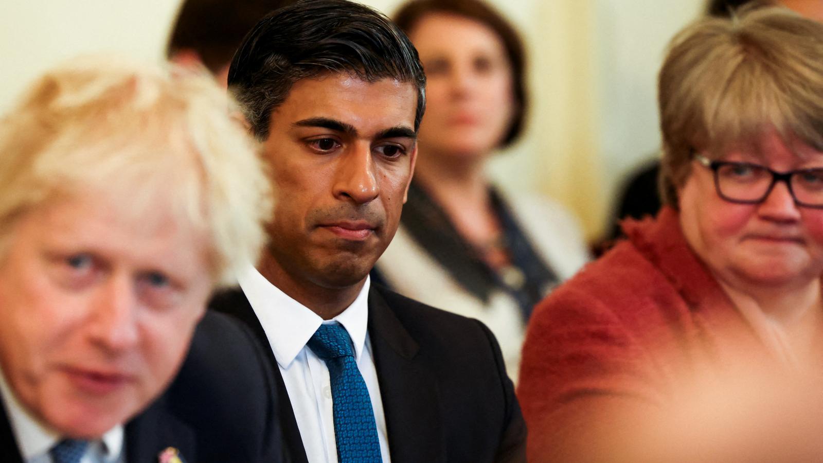 Rishi Sunak (középen) már egy ideje tervezhette, kilép Boris Johnson árnyékából