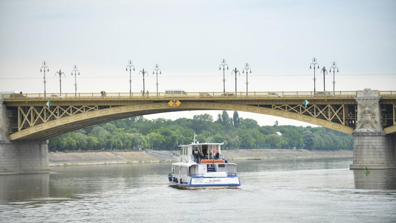 Majdnem ugyanitt, de szerencsére nem úgy történt a hajók találkozása, mint három éve. Képünkön egy korábbi megemlékezés látható  