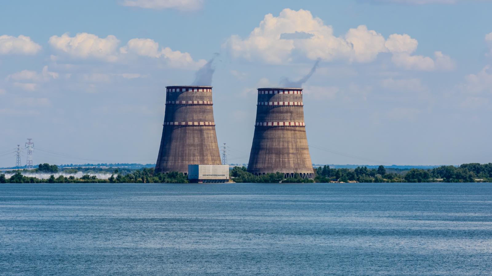 A zaporizzsjai atomerőmű hűtőtornyai. 