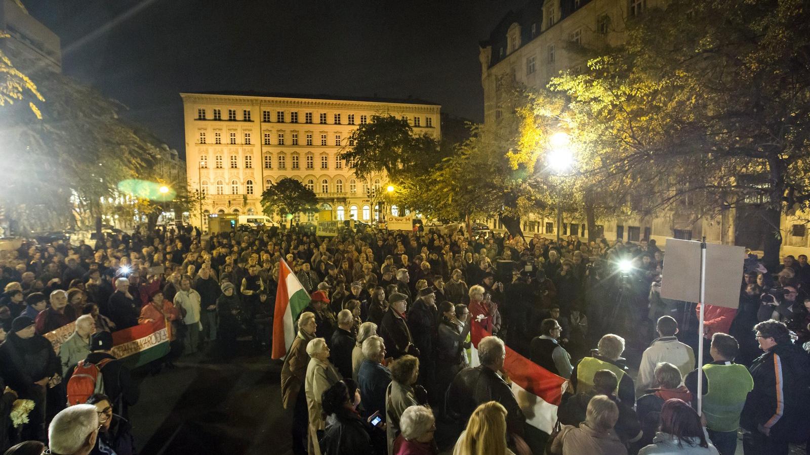 Résztvevők a Tüntetés a korrupció, az internetadó bevezetése és a jogtalanságok ellen! címmel tartott demonstráción a fővárosi J