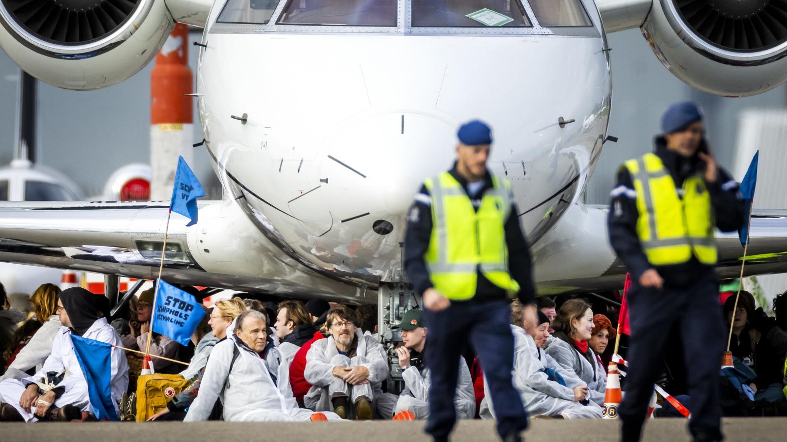 Fehér overált viselő aktivisták százai megrohamoztak egy magánrepülőgépeknek fenntartott területet az amszterdami Schiphol repülőtéren