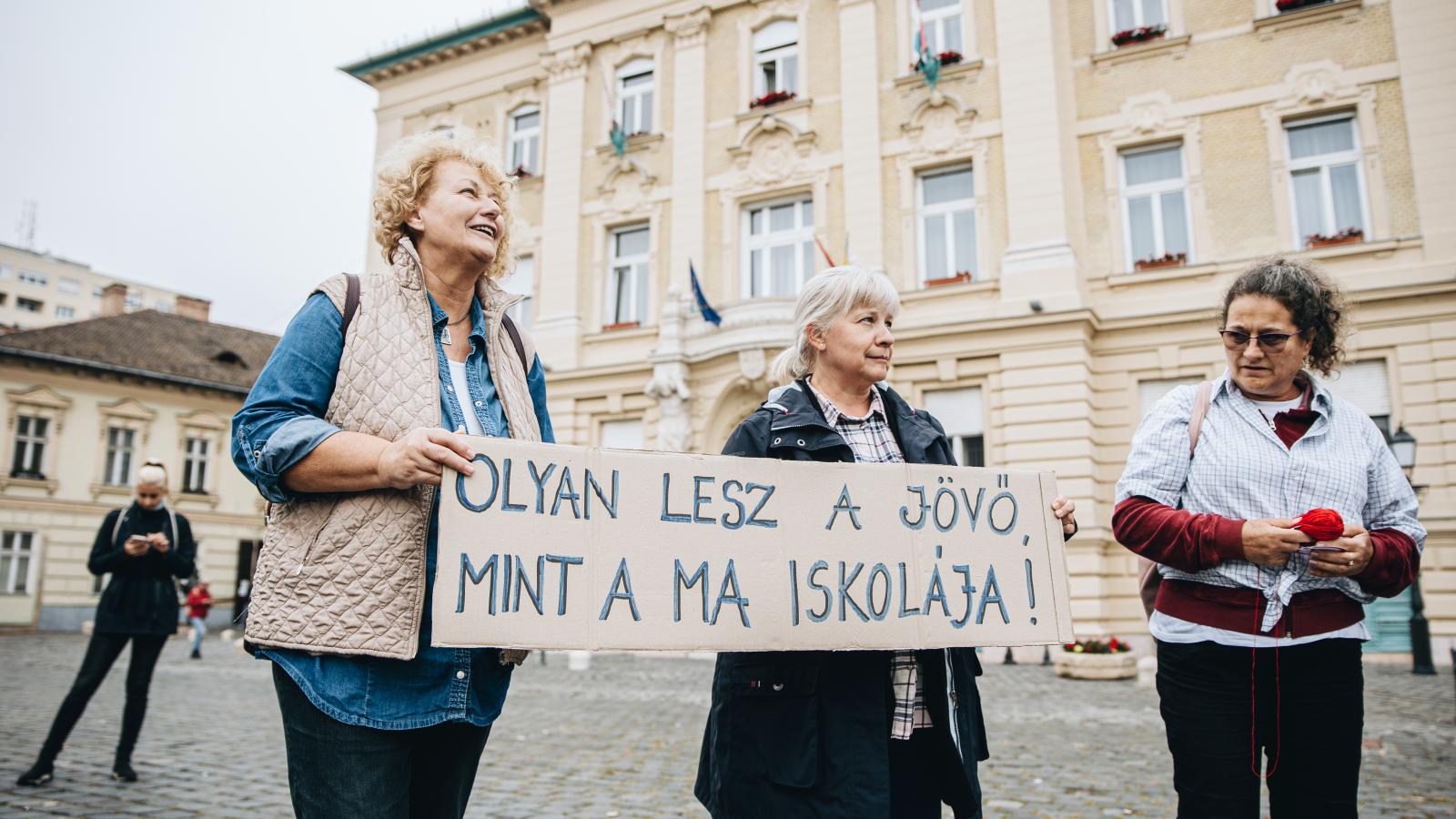 Óbudán is akcióztak a tanárok. Szerdáig 70 iskolában tettek így