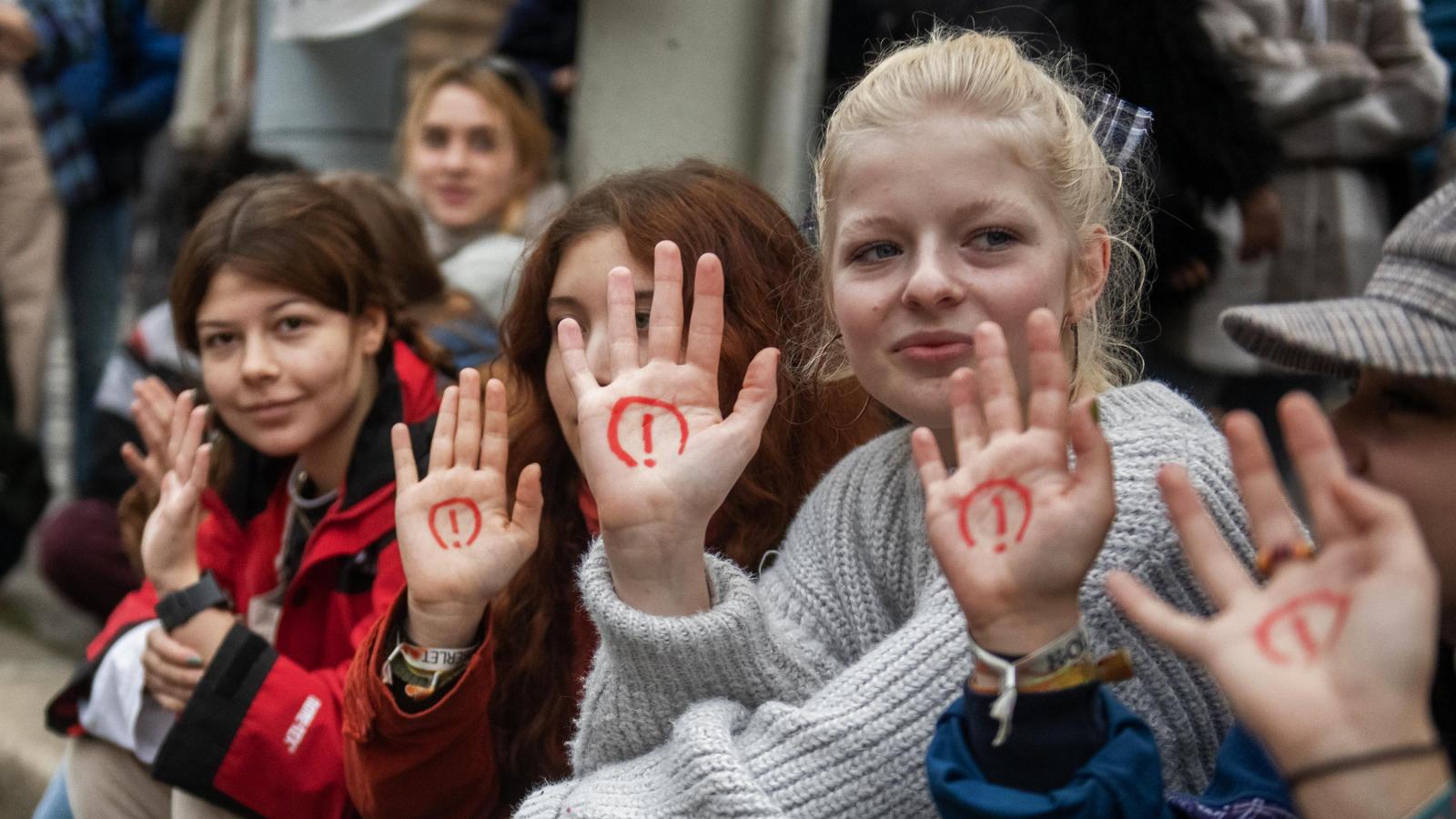  Élőlánc a tanárokért Ferencvárosban 2022. október 27-én. Diákok, tanárok, szülők közösen demonstráltak a tanárok jobb munkakörülményeiért, magasabb fizetésért és az oktatás helyzetének javításáért