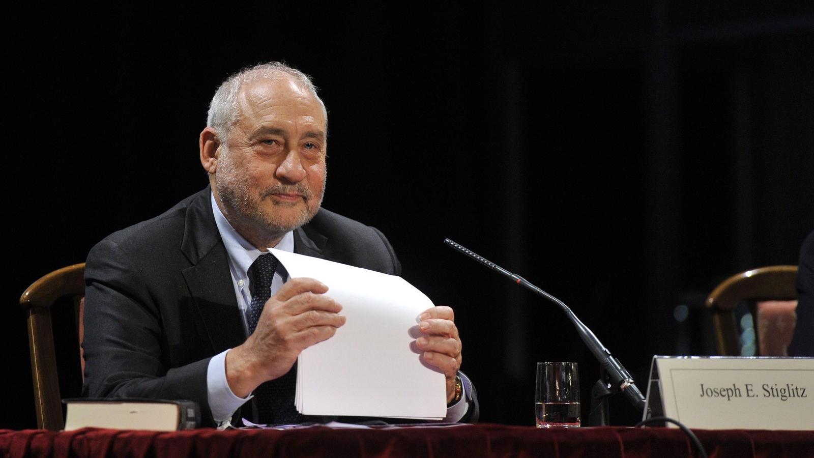 A 2001-ben gazdasági Nobel-díjjal kitüntetett Joseph E. Stiglitz amerikai közgazdász, a Columbia Egyetem professzora a fővárosi 