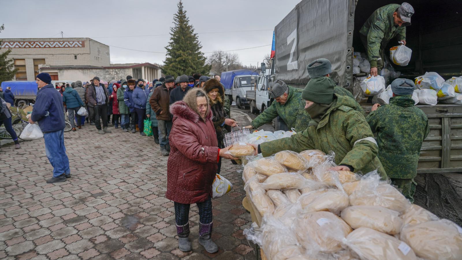  Humanitárius segélyosztás Ukrajnában, alig egy hónappal az orosz invázió kezdete után