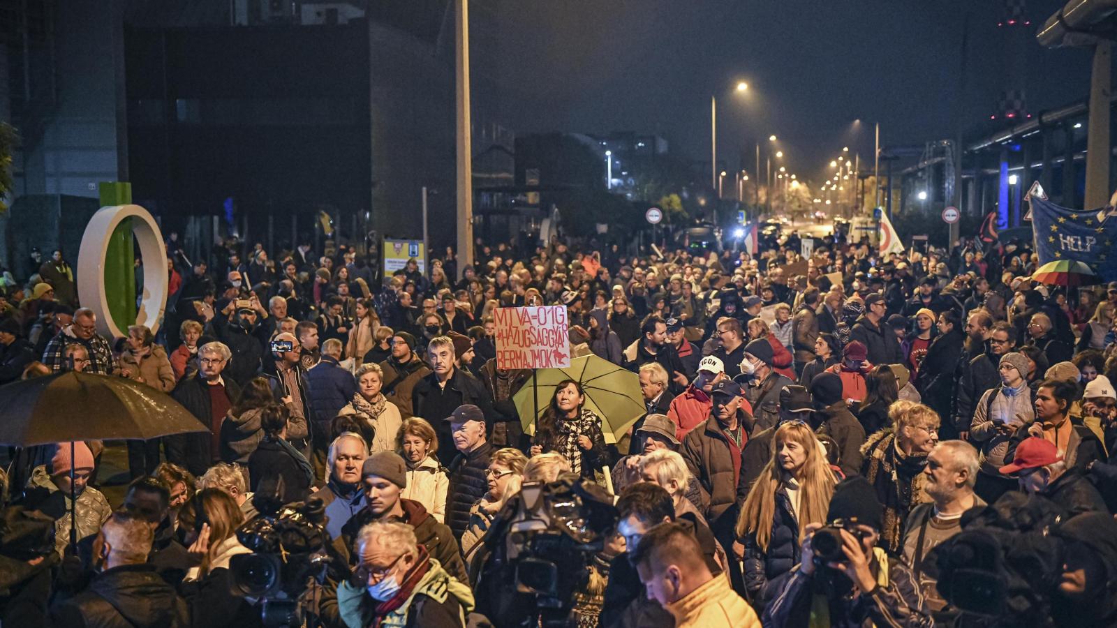 Novemberi tüntetés az MTVA-nál a tájékoztatás jogáért