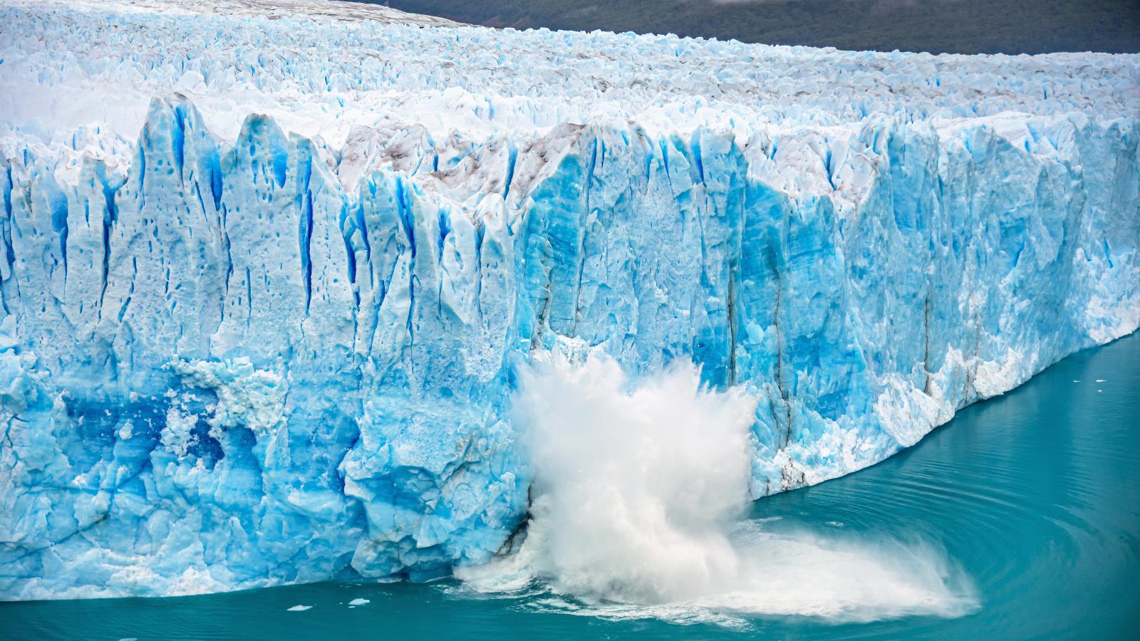 Zuhanó jéghegy Patagónia egyik legnagyobb gleccsere, Perito Moreno a Las Glaciares Nemzeti Parkban, Argentínában