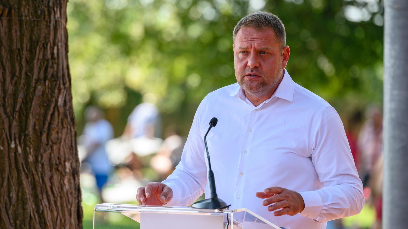 Guller Zoltán, a Magyar Turisztikai Ügynökség (MTÜ) vezérigazgatója az MTÜ strandfejlesztési programjának negyedik ütemérõl tartott sajtótájékoztatón Zánkán 2020. július 31-én