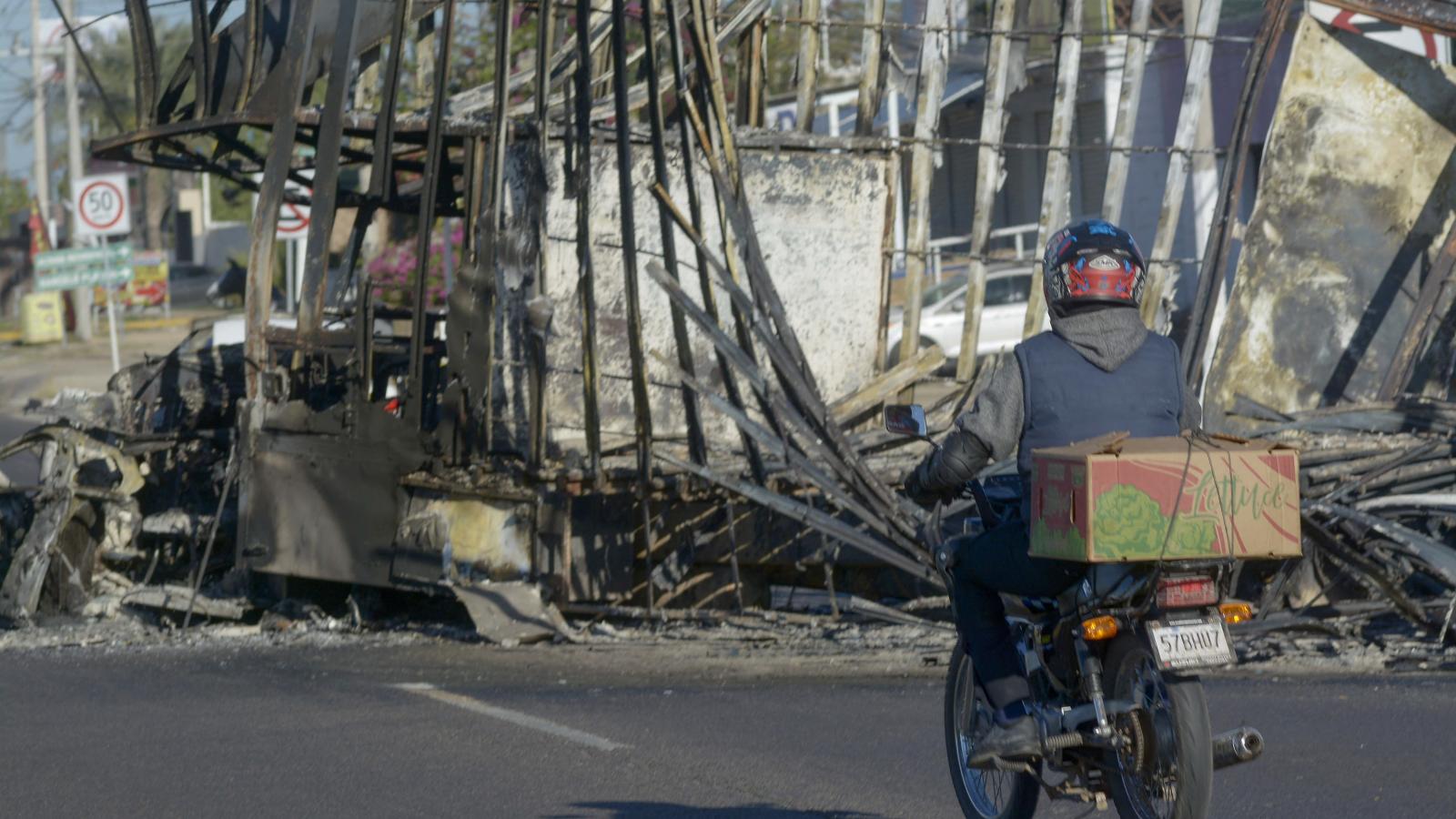 Kiégett teherautó roncsa január 6-án a Sinaloa állambeli Culiacanban