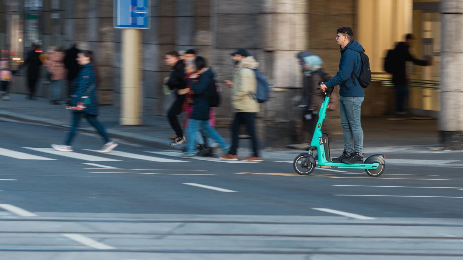 Mókás, olcsó, városban gyors, de veszélyes is. Egy tanulmány szerint ha elesik a rollerező, akkor az esetek 40 százalékában garantált a fejsérülés