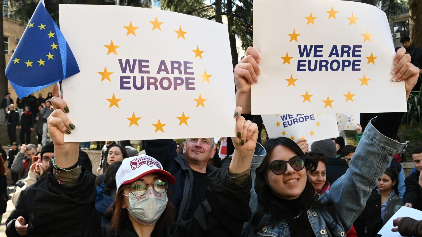 A grúziai tüntetők büszkén hirdetik, hogy ők is Európához tartoznak