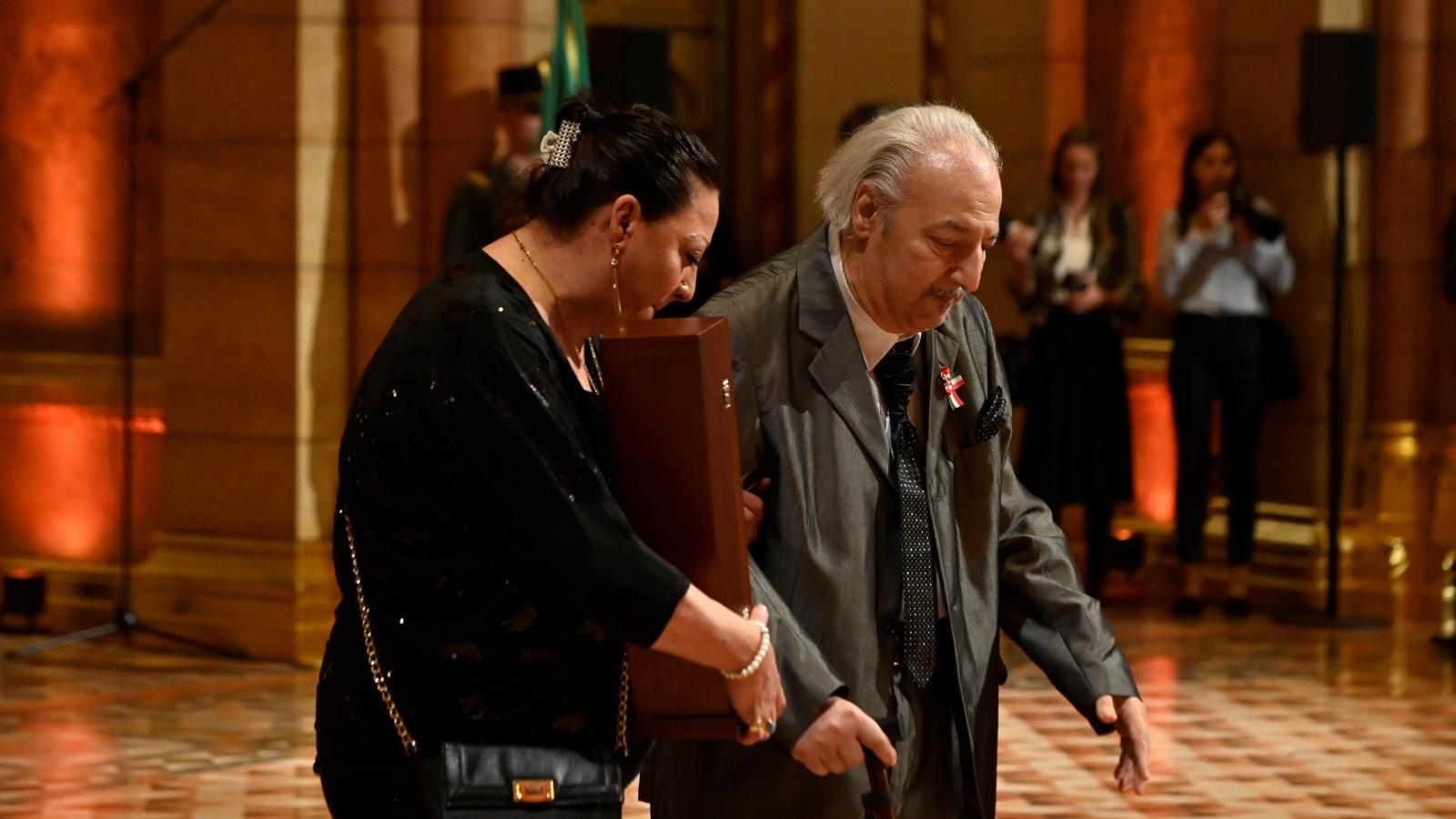 Ifjabb Sántha Ferenc díja átvétele után.