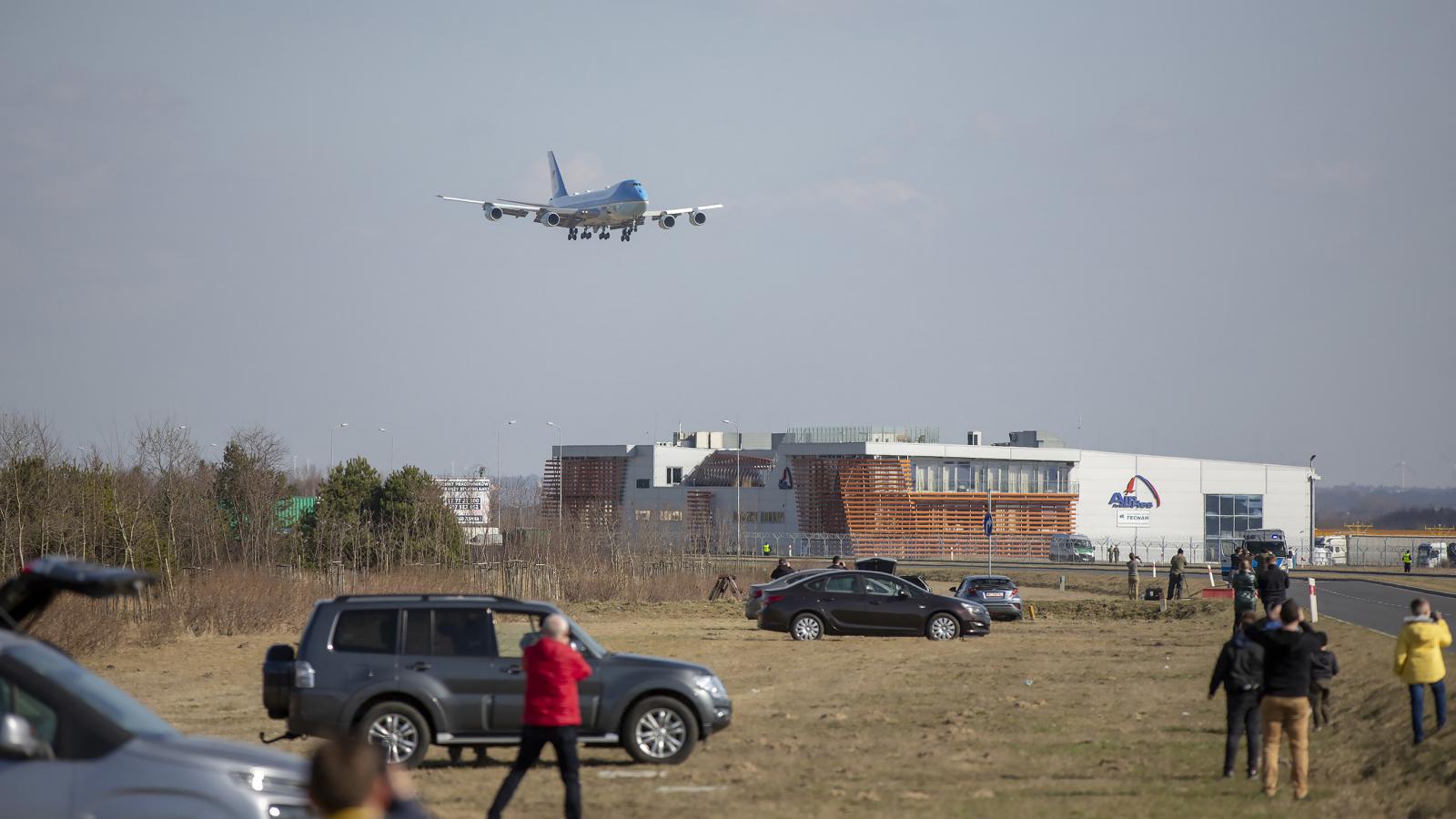 Az Air Force One érkezik a Rzeszow-Jasionka repülőtérre 2022. március 25-én.