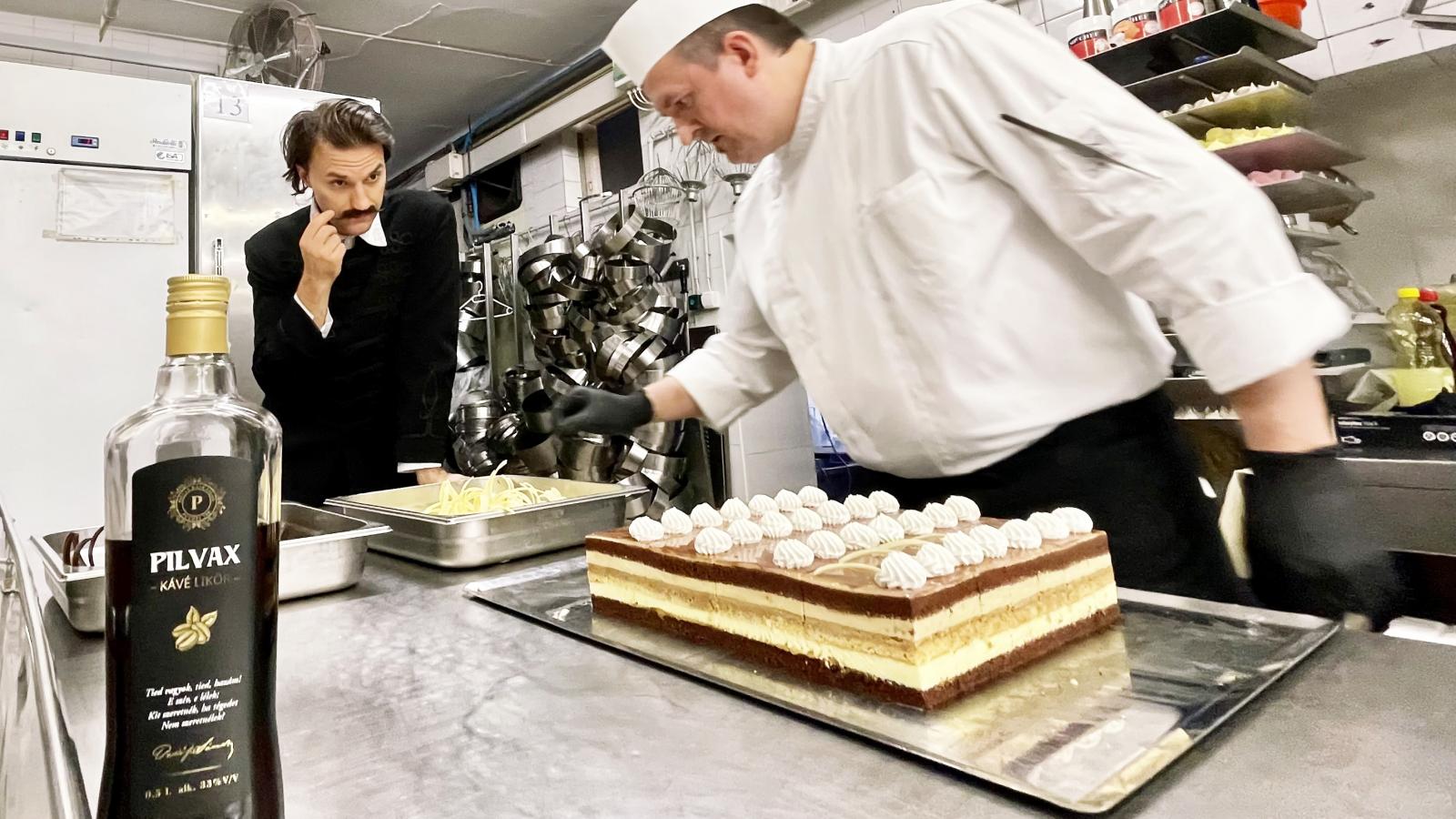 A költőt megszemélyesítő színész, Bánföldi Szilárd fogyasztott már a Petőfi-likőrből és a szívéhez közel álló Pilvax-szeletből is