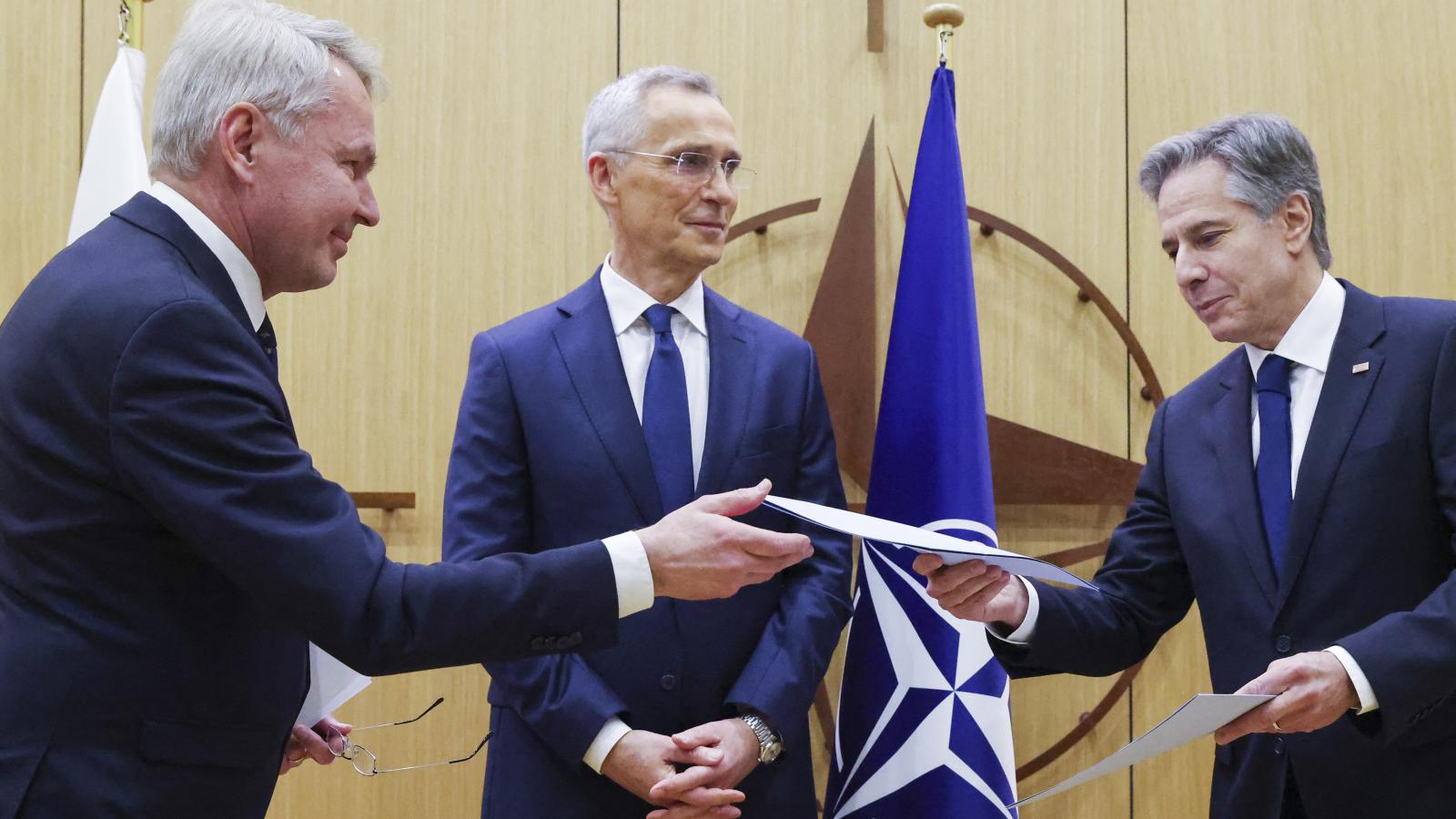 Pekka Haavisto, Jens Stoltenberg és Antony Blinken kedden Brüsszelben a finn NATO-csatlakozási dokumentumok átadásakor