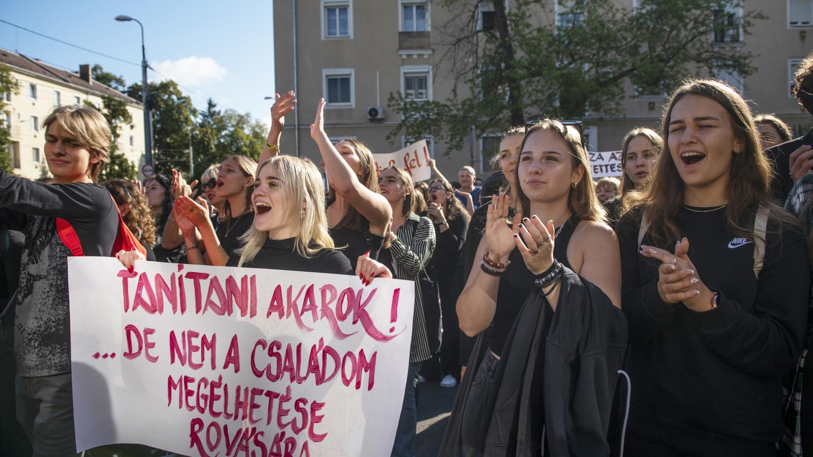 Diákok tüntetnek Miskolcon. A város egyik iskolájában a tanároknak is elegük van