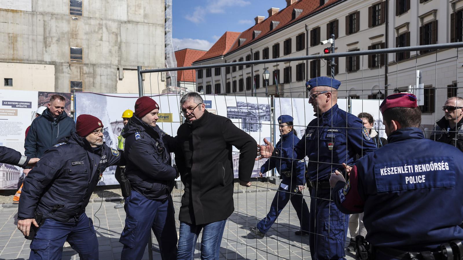 Végül földre vitték a rend­őrök Hadházy Ákost, aki az arcán megsérült