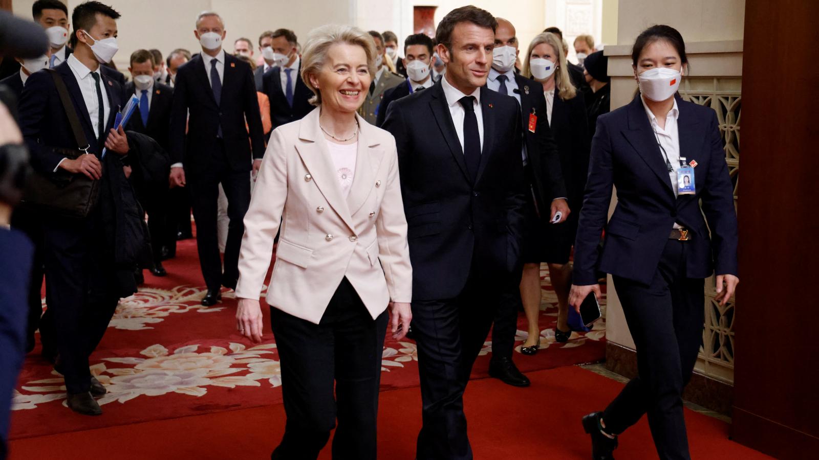 Emmanuel Macron francia államfő és Ursula von der Leyen, az Európai Bizottság elnöke együtt látogatott Kínába