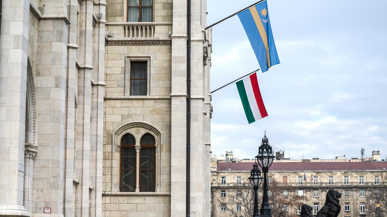 A Tisztelt Házon függő zászlók. Az Unió hivatalos lobogója nélkül