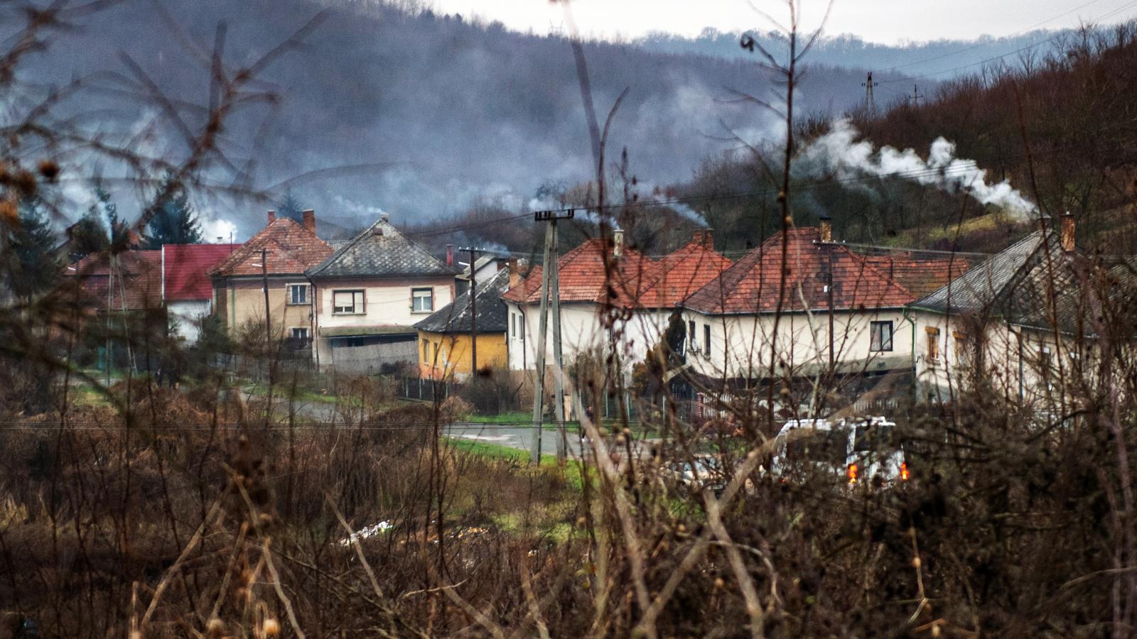 Dolgoznak a kémények a borsodi Lyukóvölgyben