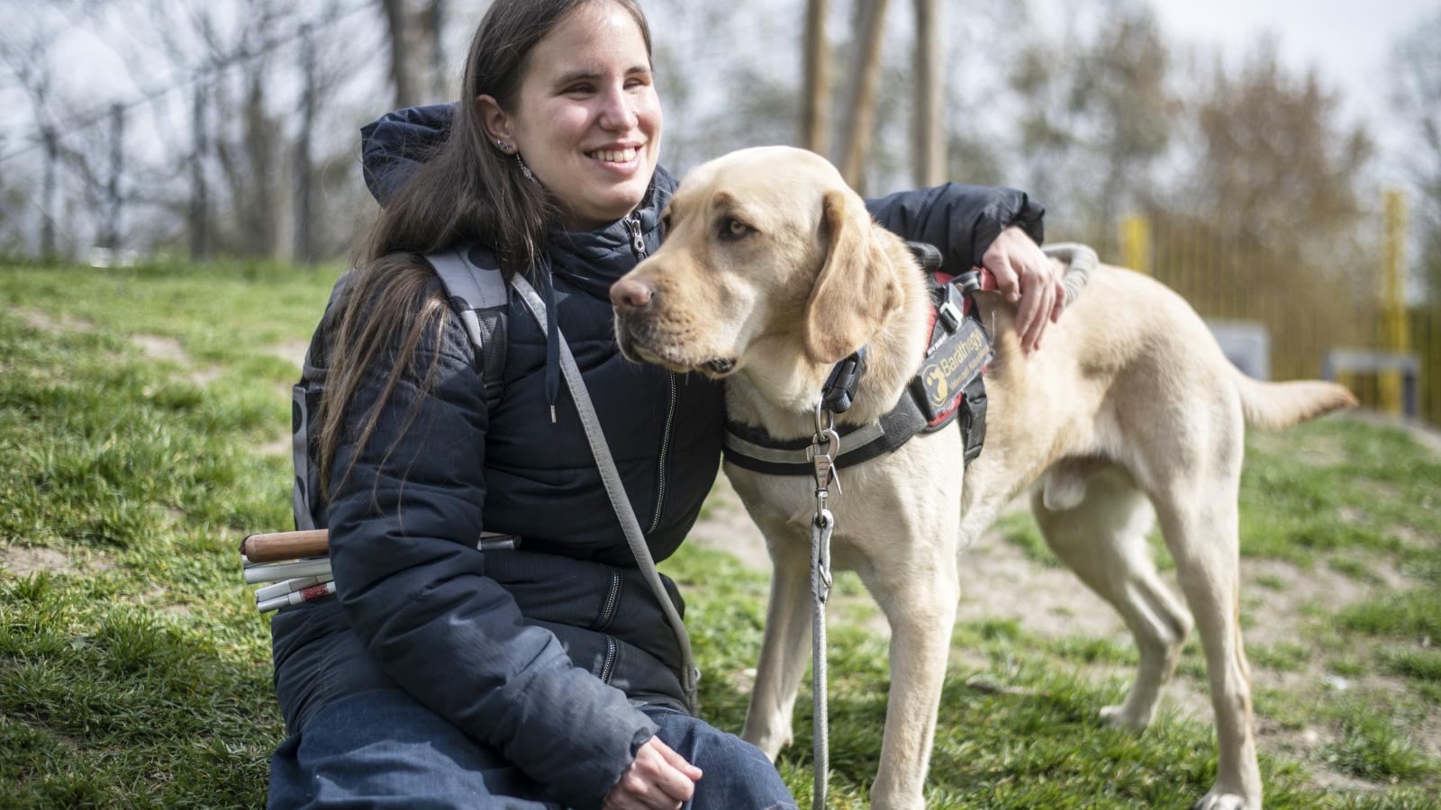 Annamari mindennapi életét egy jól képzett vakvezető kutya, Szikra segíti. ,,Kutyusaim nagyon sokat adtak ahhoz, hogy meg tudtam békélni magammal”