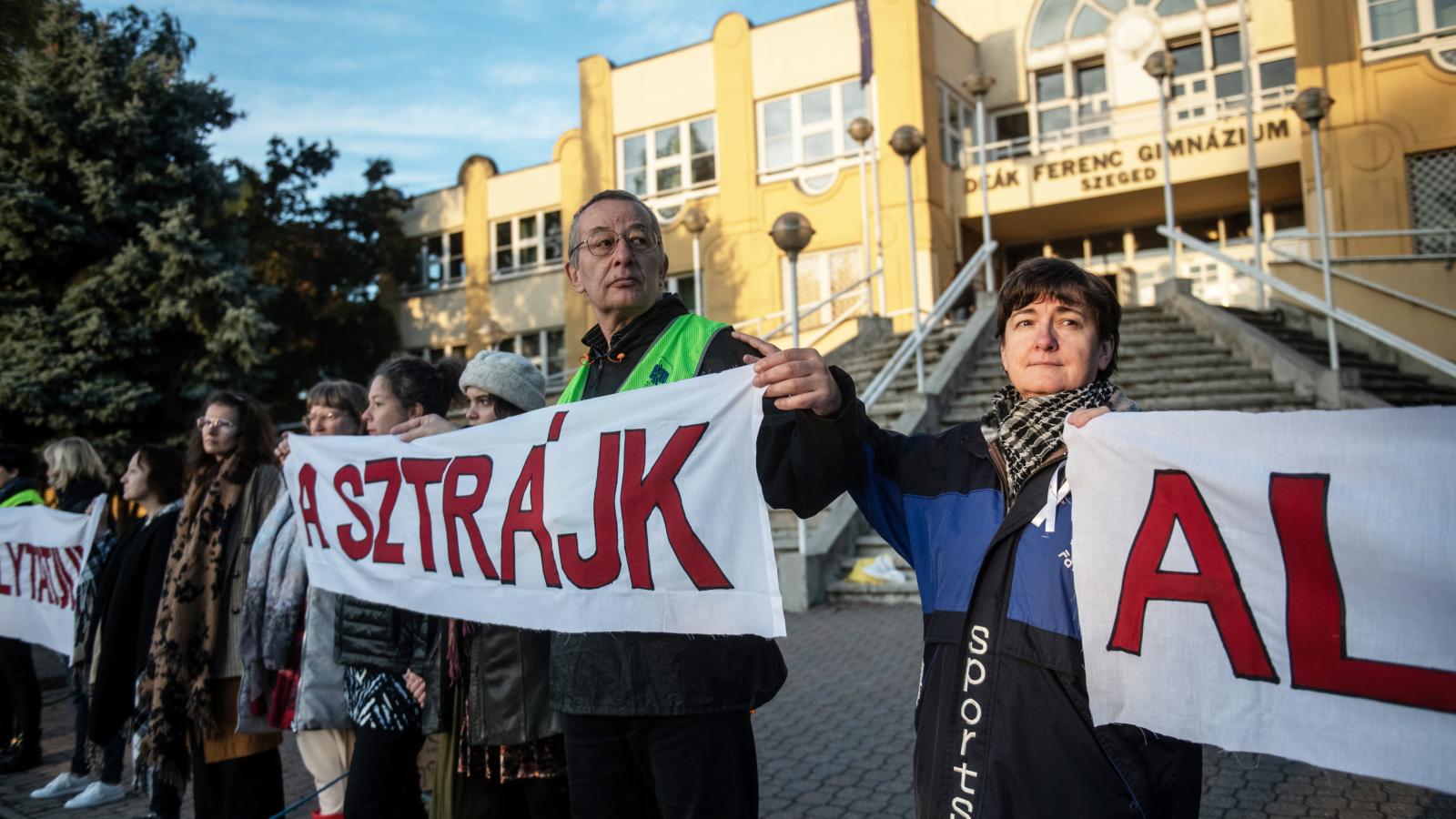 Tüntető, sztrájkoló tanárok Szegeden, egy korábbi megmozduláson