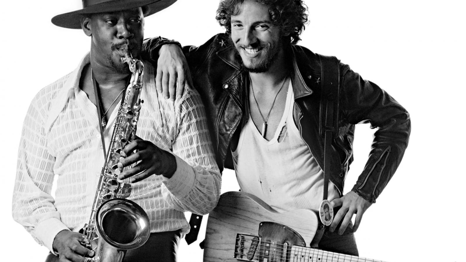 Bruce Springs­teen Clarence Clemons szaxofonossal, akinek a vállára támaszkodik a Born to Run című album emblematikus borítóján is