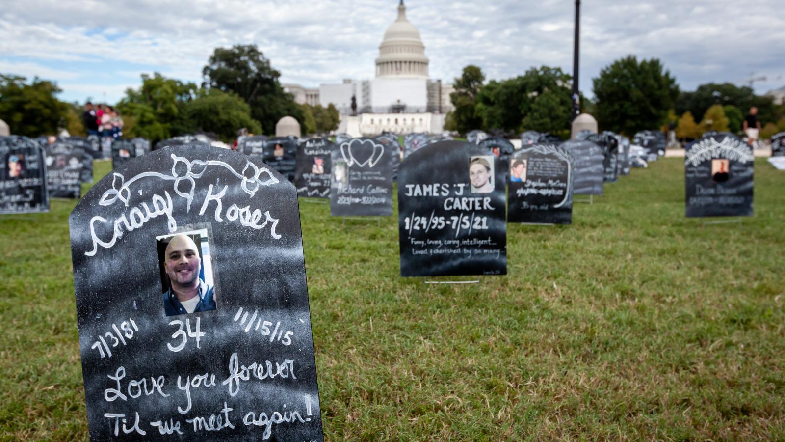 Rögtönzött emlékmű az opiát-túladagolás áldozatainak a washingtoni Cappitoliumon 2022 . szeptember 24-én