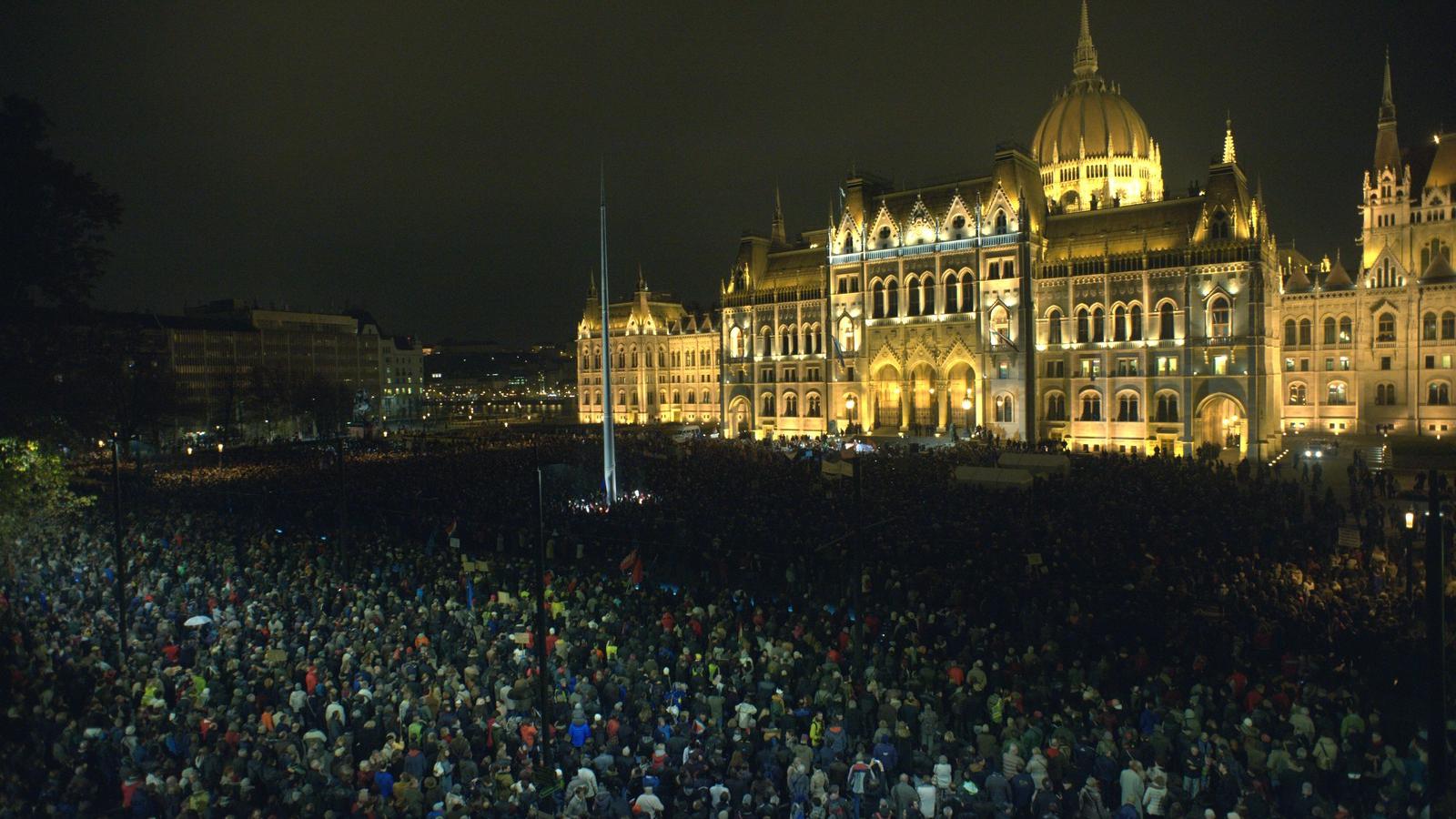 Szinte megtelt a Parlament előtti tér (Fidesz-nagygyűléseken ilyenkor szoktak kétmillió résztvevőt emlegetni, de ezúttal nem vol