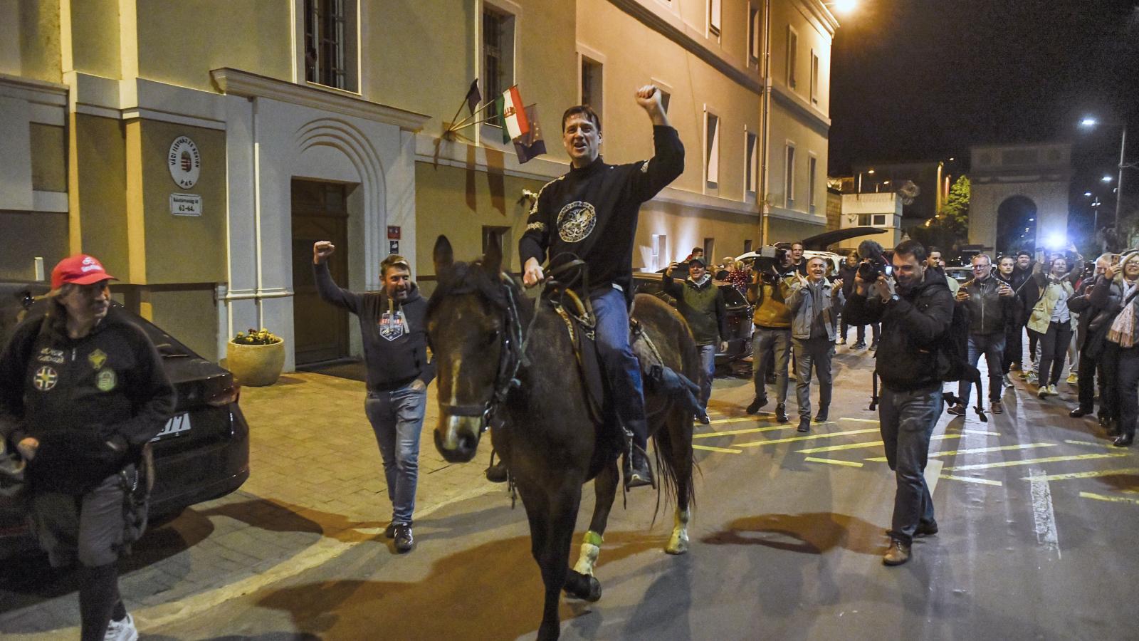 Budaházy a szabadulása után lóháton a váci fegyház előtt