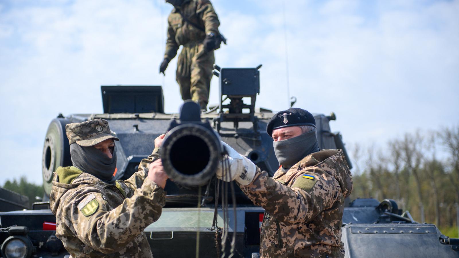 Leopard 1 A5 tankon gyakorlatozó ukrán katonák a szász-anhalti Klietzben