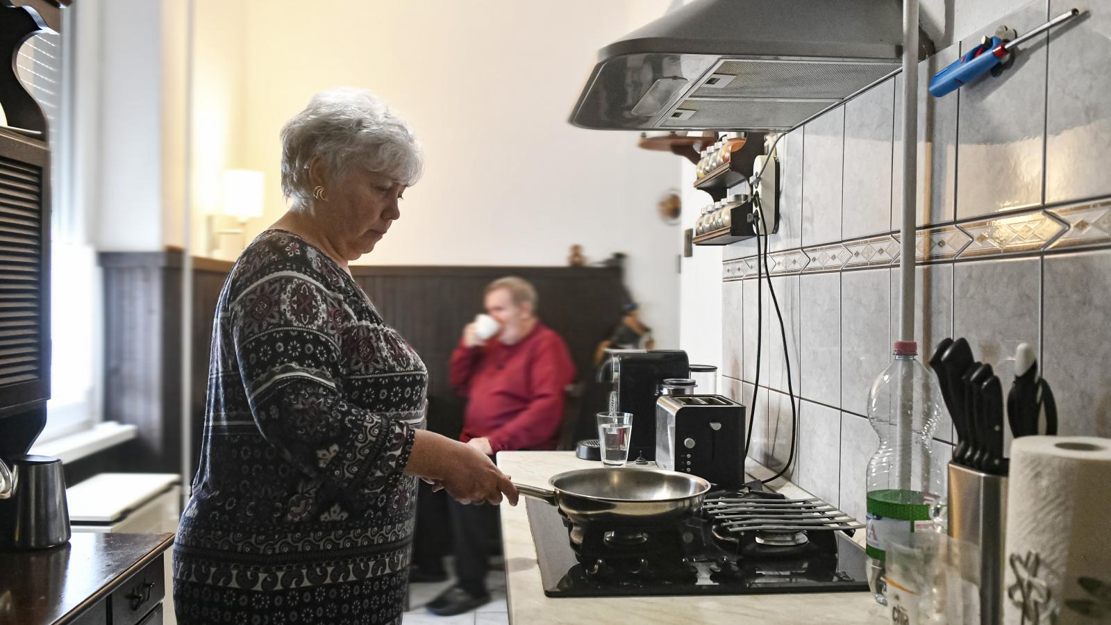 Juhász Edit, az akció egyik elindítója a férjét ápolja. Nettó 41 ezer forintra árazta be munkáját, az éjjel-nappali készenlétet és felelősséget az állam