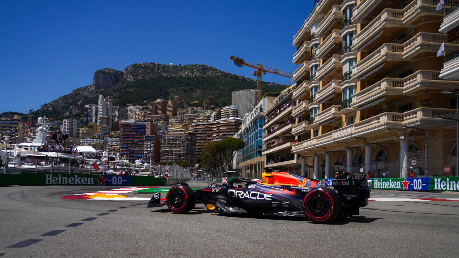 Max Verstappen versenyautójával Monte Carlo utcáin