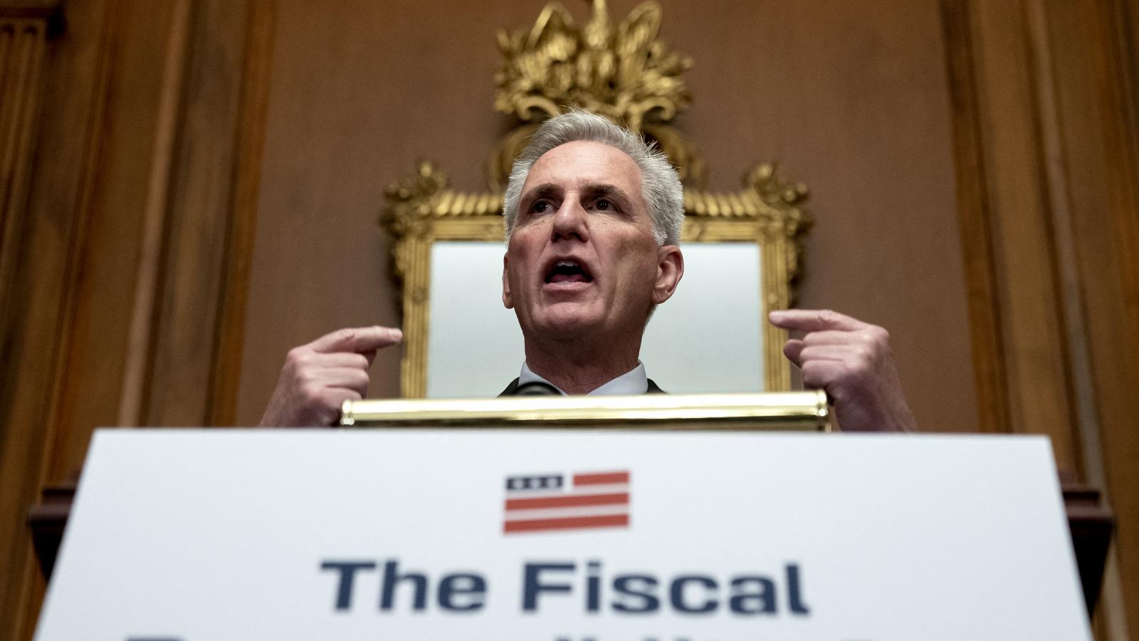 Kevin McCarthy republikánus házelnök a szavazás után azt mondta, hogy 2100 milliárd dollárral sikerült mérsékelni
a hiányt