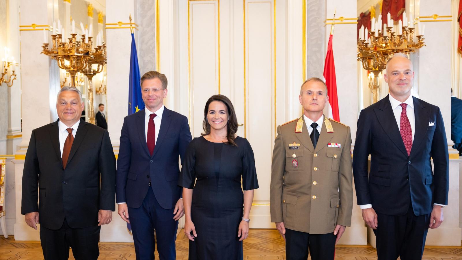 Barthel-Rúzsa Zsolt honvédelmi államtitkár (Orbán Viktor és Novák Katalin között)