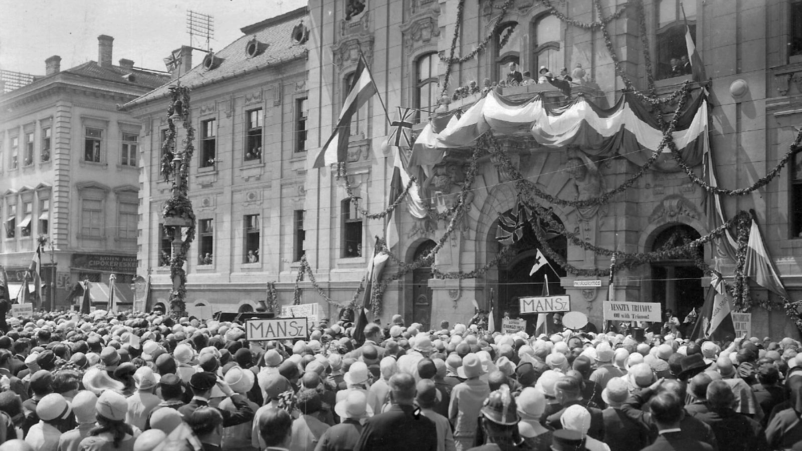 Trianon elleni tüntetés a szegedi Városháza előtt. 1920.