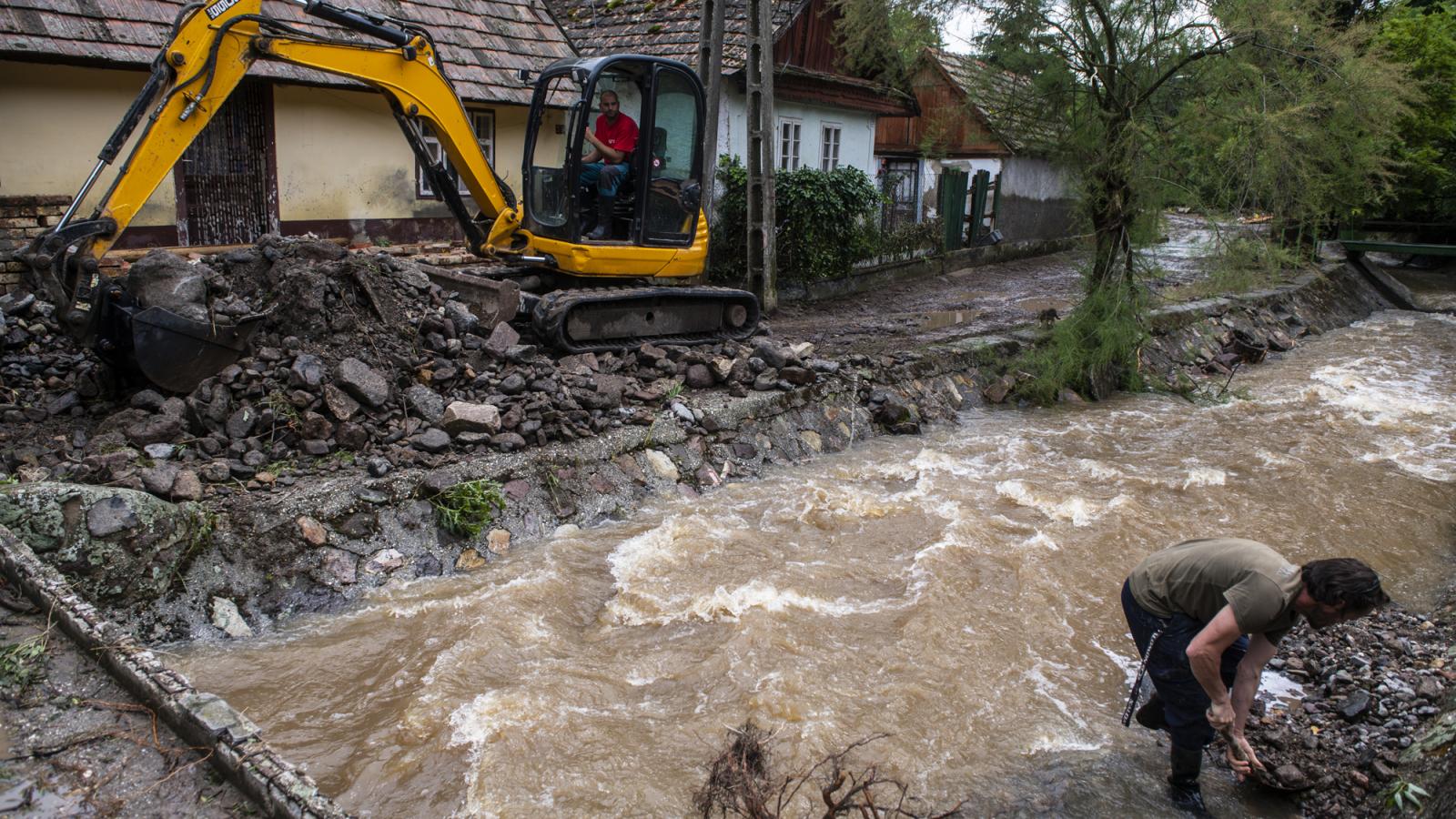 A medréből kilépett patak vize még másnap is háborgott